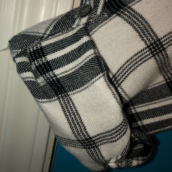 intro. Plaid Flannel Style Black and White Blouse - Picture 11 of 11